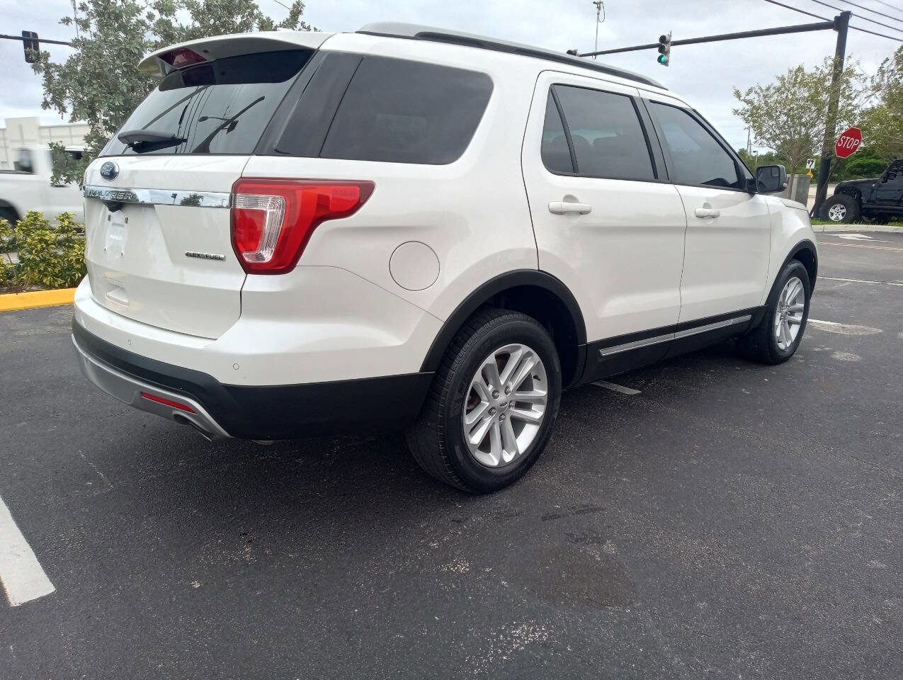 Used 2016 Ford Explorer XLT w/ Equipment Group 202A FWD image 5
