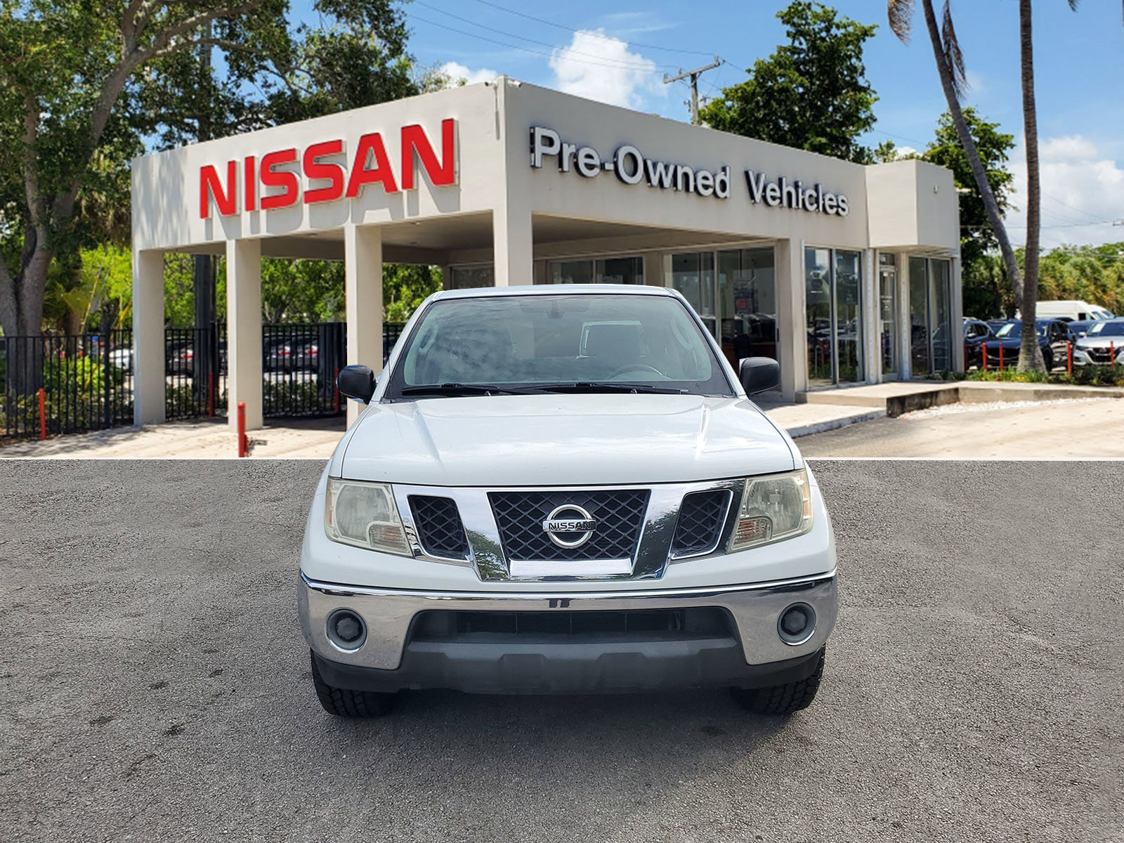 Used 2011 Nissan Frontier SV image 2