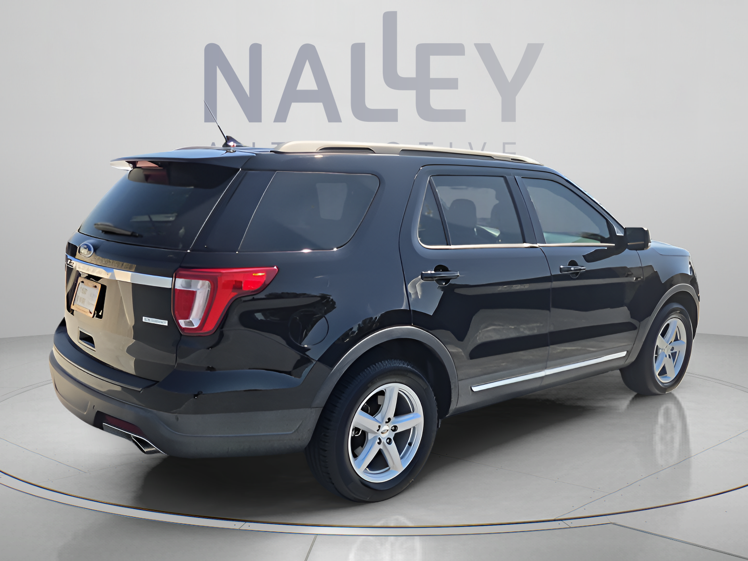 Used 2019 Ford Explorer XLT w/ Equipment Group 202A FWD image 5