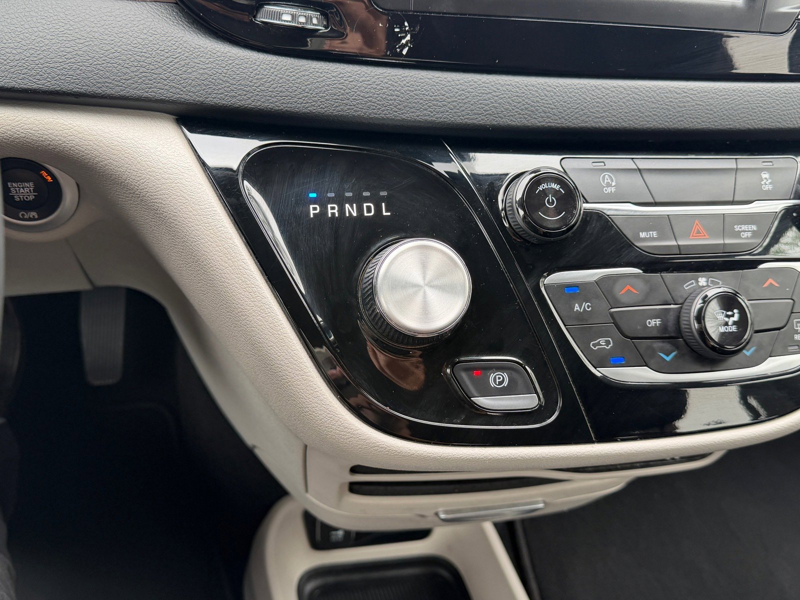 Used 2023 Chrysler Voyager LX FWD image 26