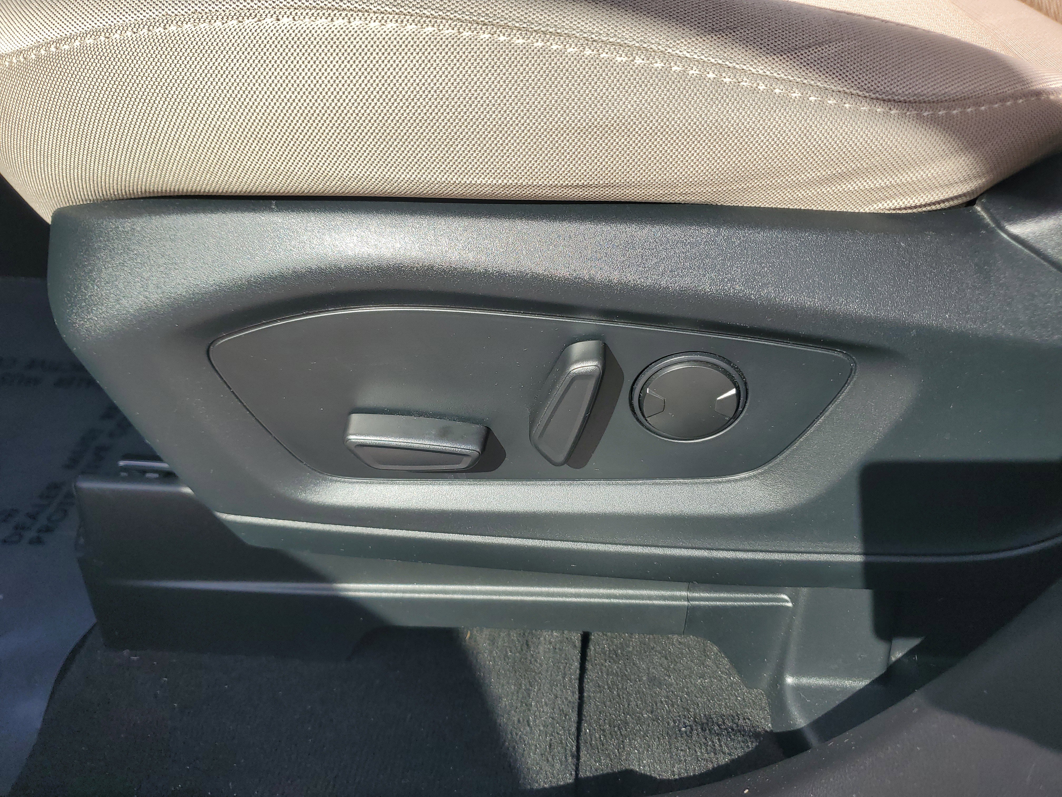 Used 2022 Ford Explorer XLT image 12