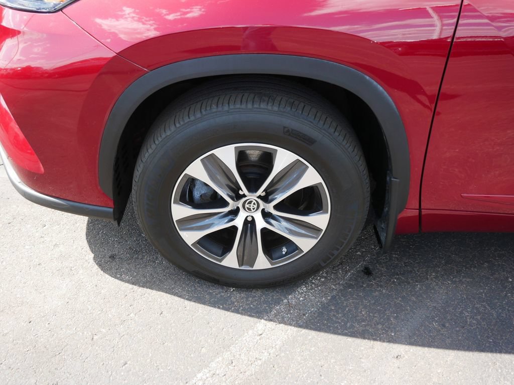 Used 2023 Toyota Highlander XLE AWD/4WD image 8
