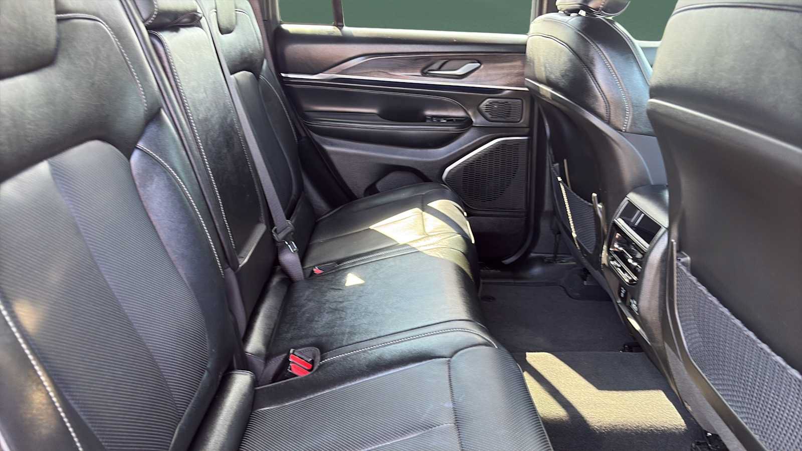 Used 2023 Jeep Grand Cherokee Overland AWD/4WD image 27