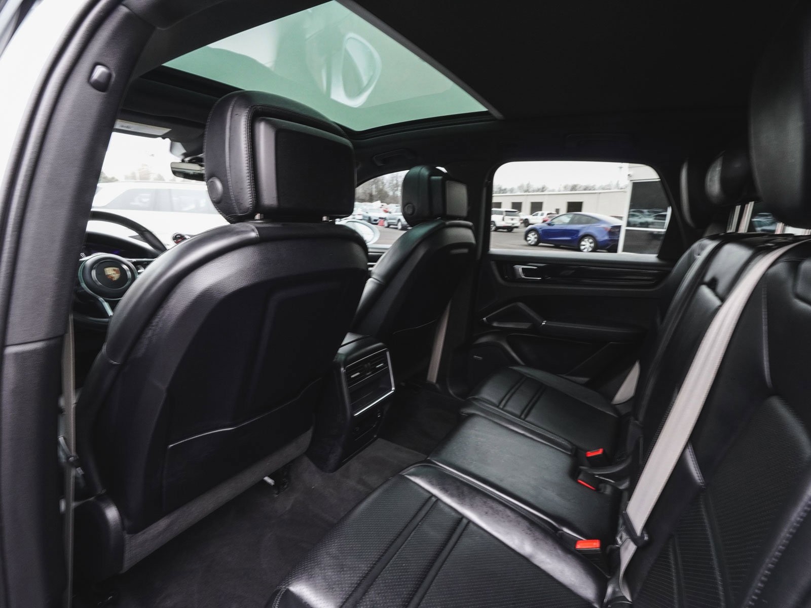 Used 2023 Porsche Cayenne w/ Premium Package image 36