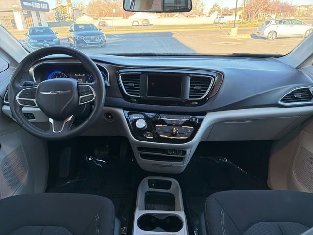 Used 2022 Chrysler Voyager LX image 16