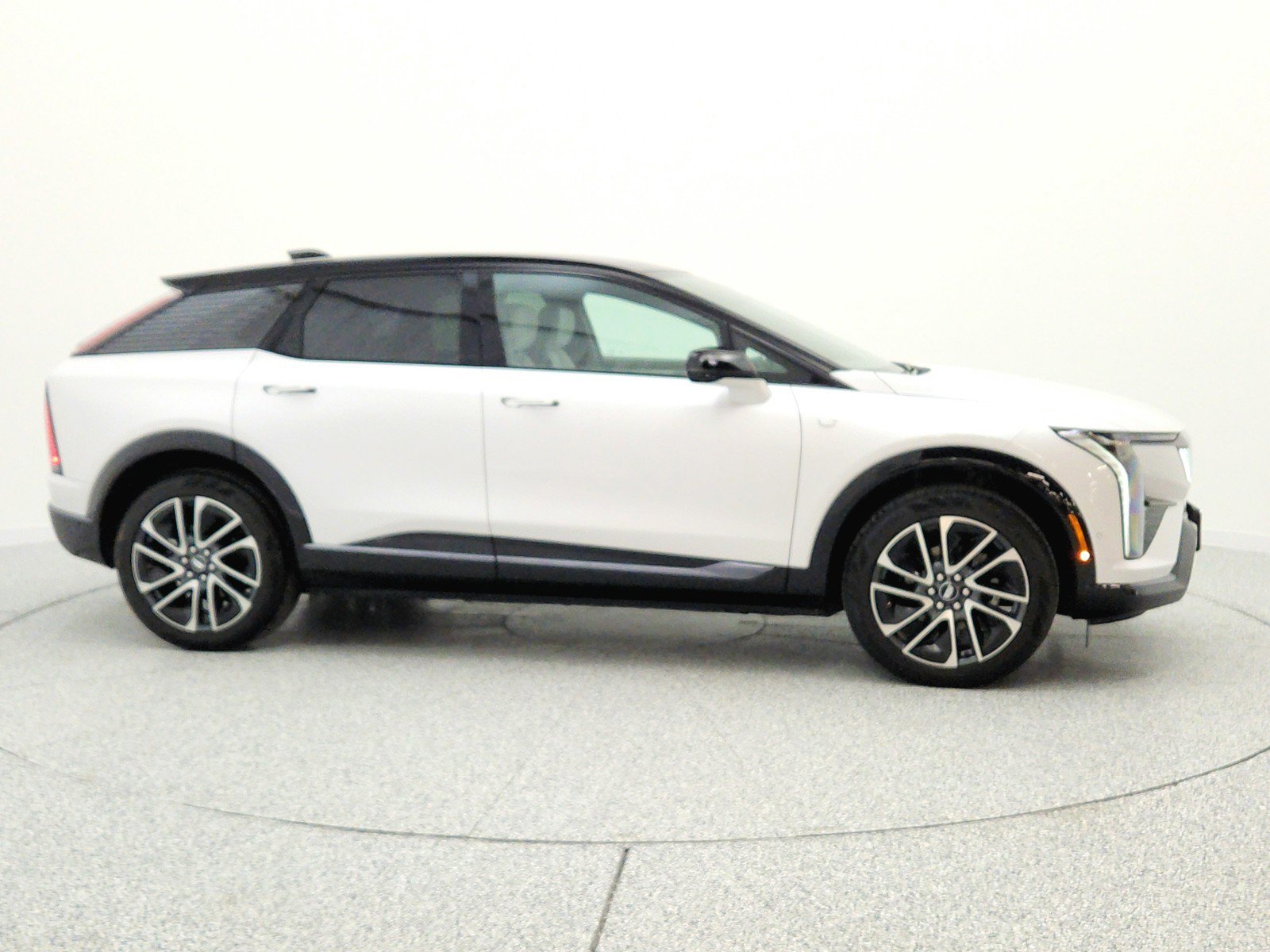 Used 2025 Cadillac Optiq Sport 1 w/ LPO, Floor Liner Package AWD/4WD image 4