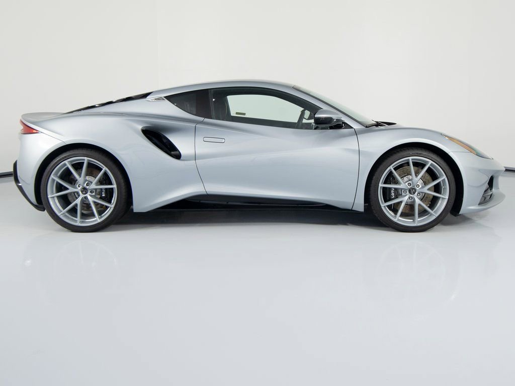 Used 2025 Lotus Emira image 4