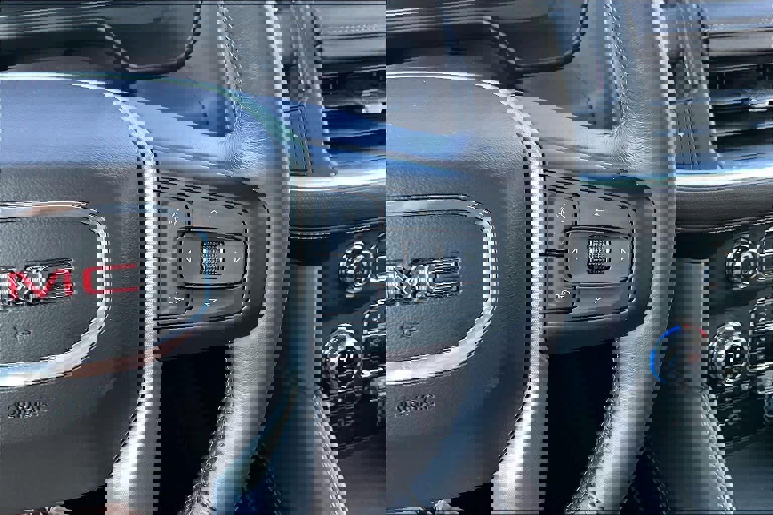 Used 2022 GMC Yukon SLT w/ SLT Premium Package image 25