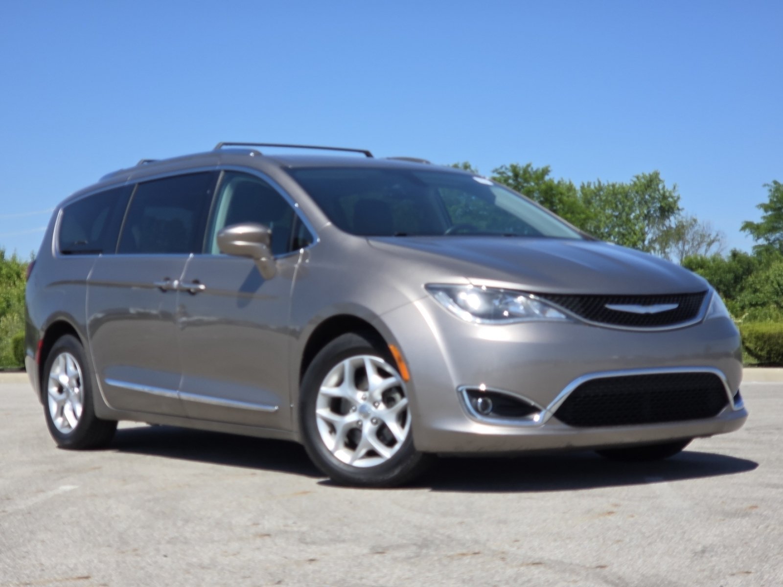 Used 2017 Chrysler Pacifica Touring-L Plus w/ Tire & Wheel Group FWD image 2