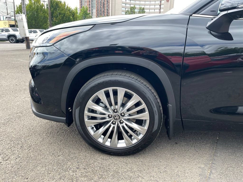 New 2026 Toyota Highlander Platinum AWD/4WD image 13