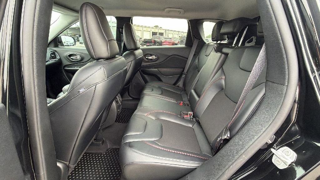 Used 2022 Jeep Cherokee Trailhawk AWD/4WD image 25