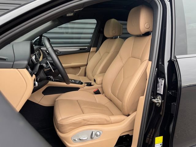 Certified 2025 Porsche Macan image 5