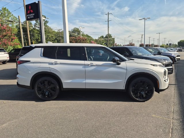 New 2026 Mitsubishi Outlander LE FWD image 2