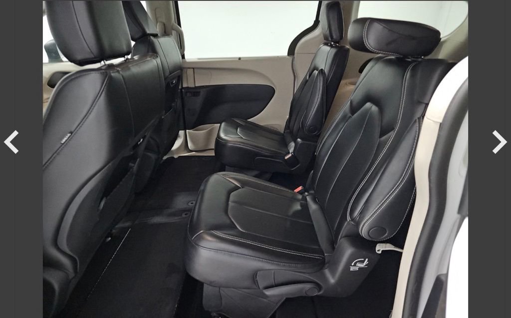 Used 2023 Chrysler Pacifica Touring-L FWD image 10