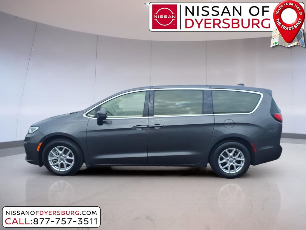 Used 2023 Chrysler Pacifica Touring-L image 6