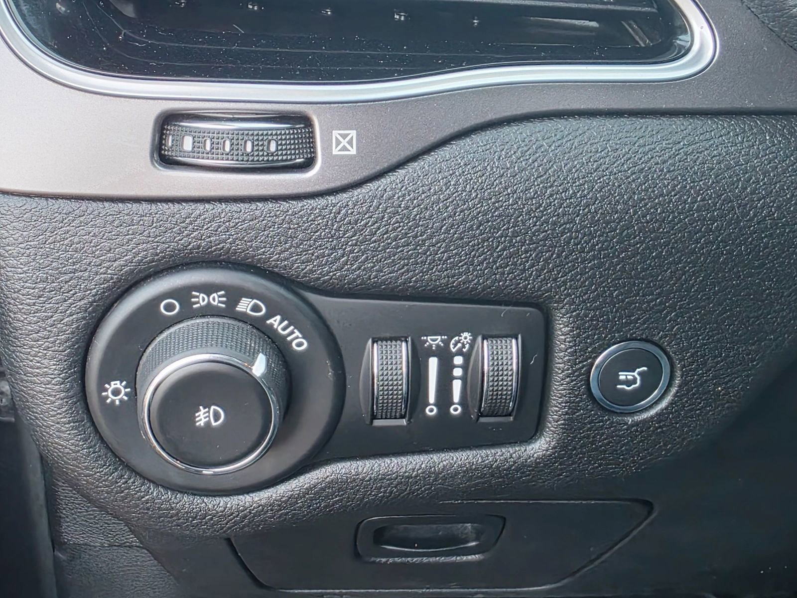 Used 2019 Jeep Cherokee Limited image 12