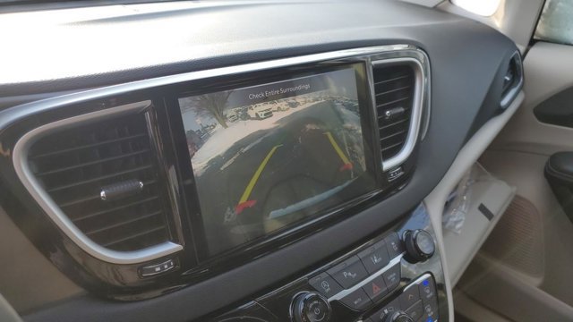 Used 2024 Chrysler Pacifica Touring-L FWD image 15