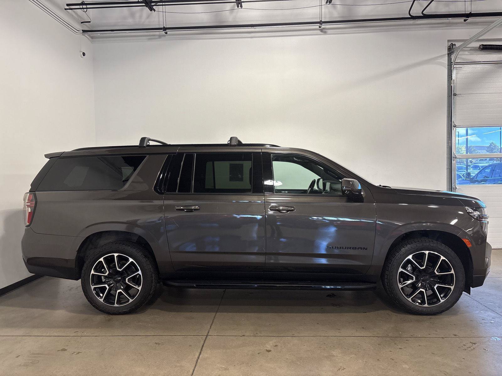 Used 2021 Chevrolet Suburban RST w/ Luxury Package AWD/4WD image 2