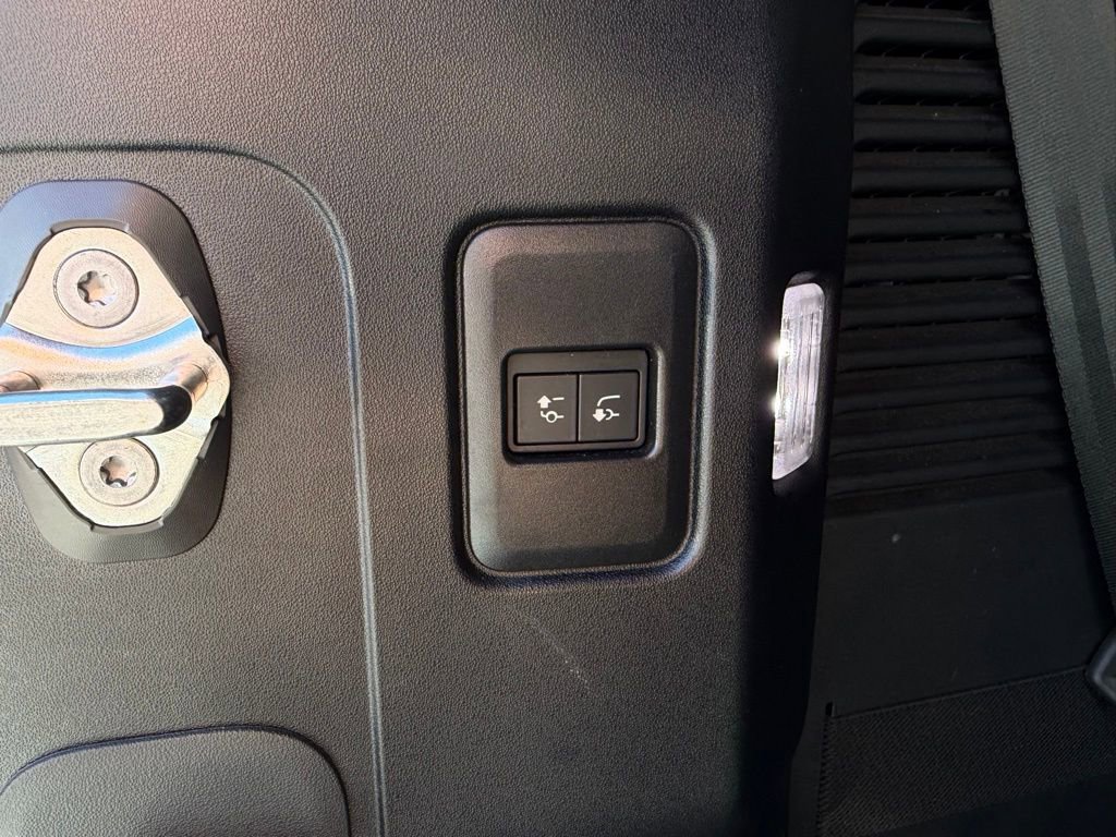 Used 2024 Land Rover Defender 130 X-Dynamic SE image 9