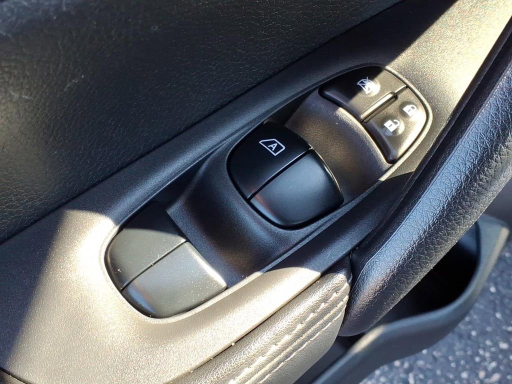 Certified 2022 Nissan Rogue Sport SV AWD/4WD image 16