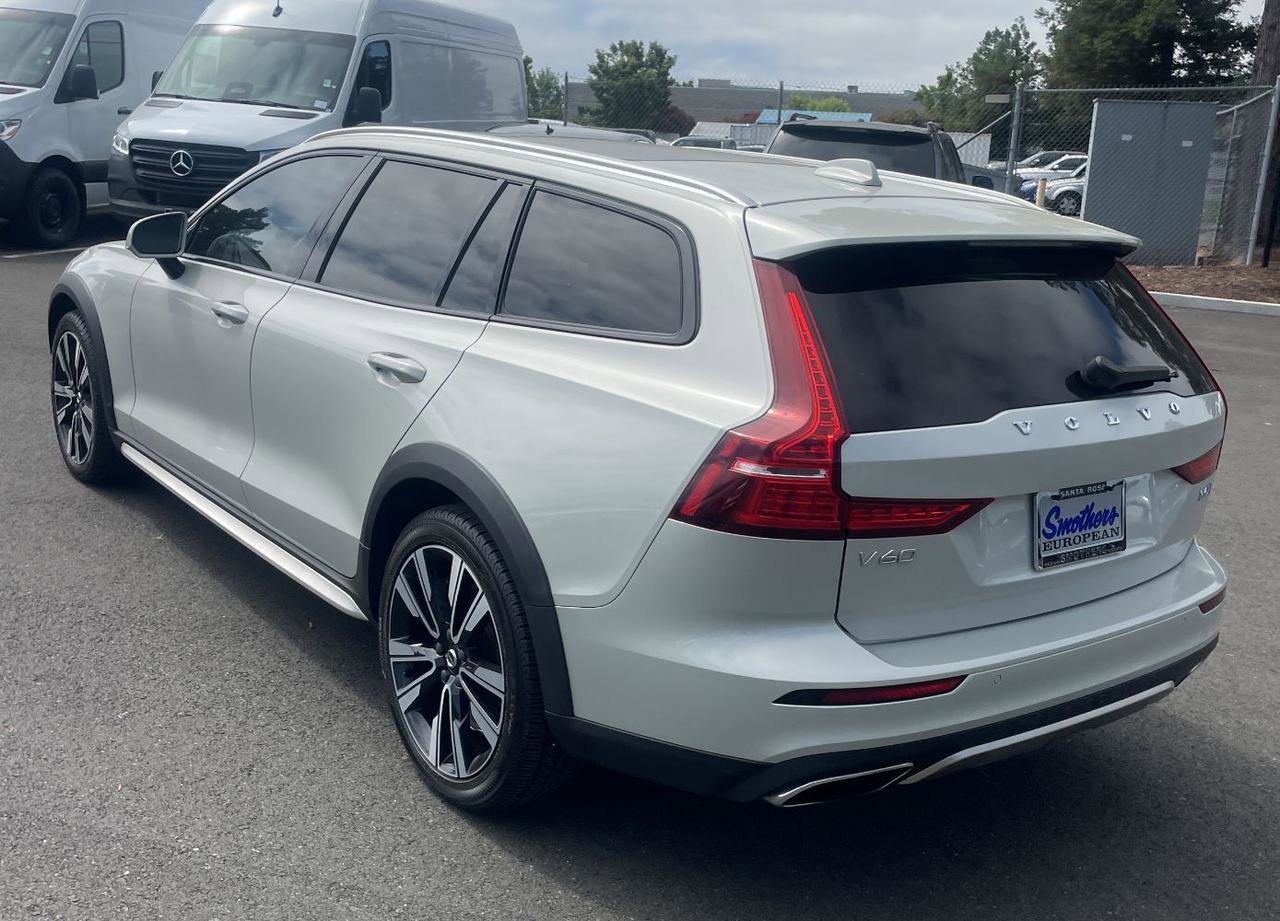 Used 2020 Volvo V60 T5 Cross Country AWD/4WD image 2