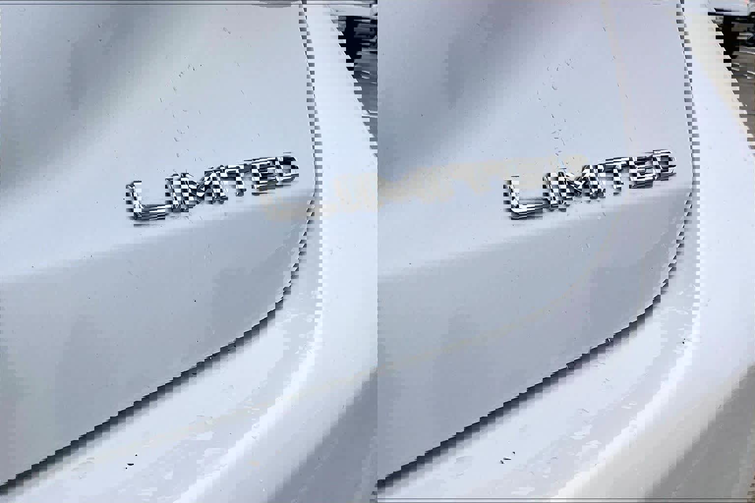 Used 2019 Toyota Avalon Limited image 9