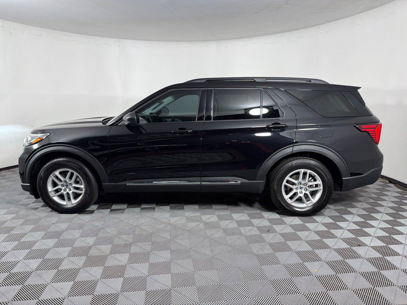 Used 2025 Ford Explorer Active w/ Active Comfort Package RWD image 4