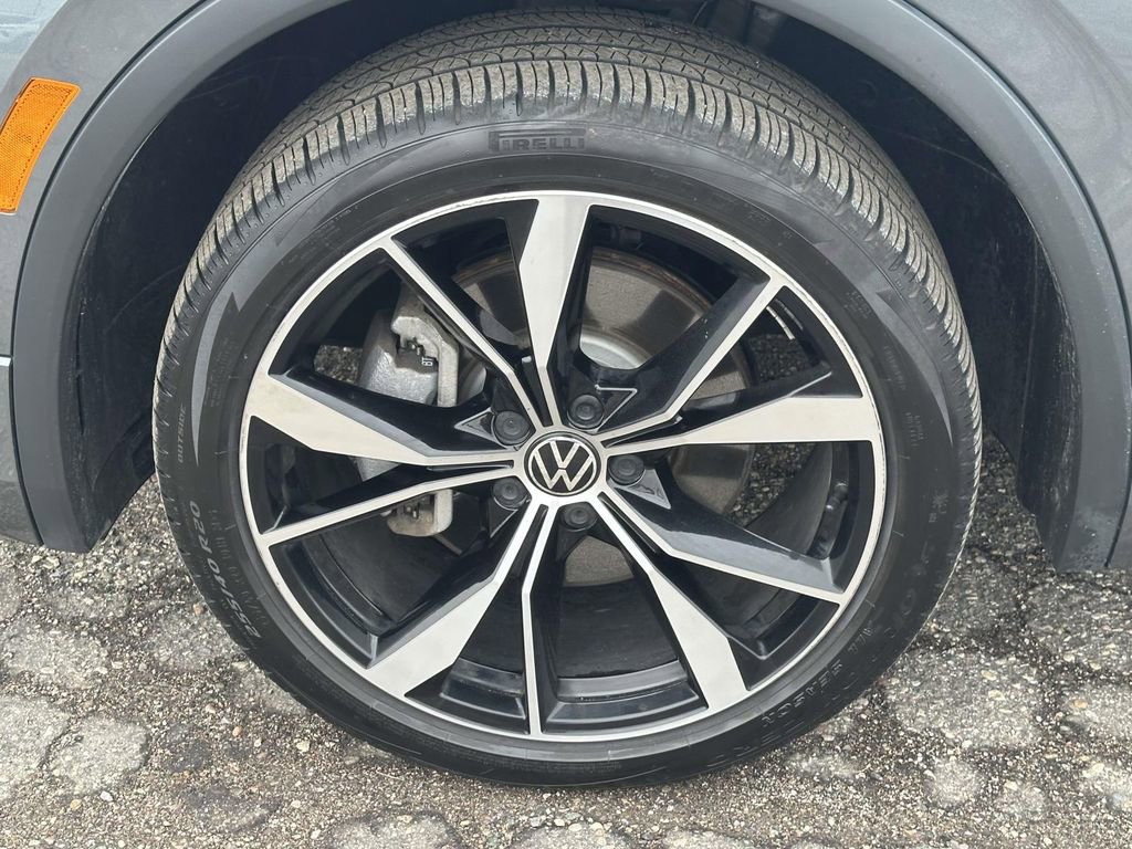 Certified 2024 Volkswagen Tiguan SEL R-Line image 9