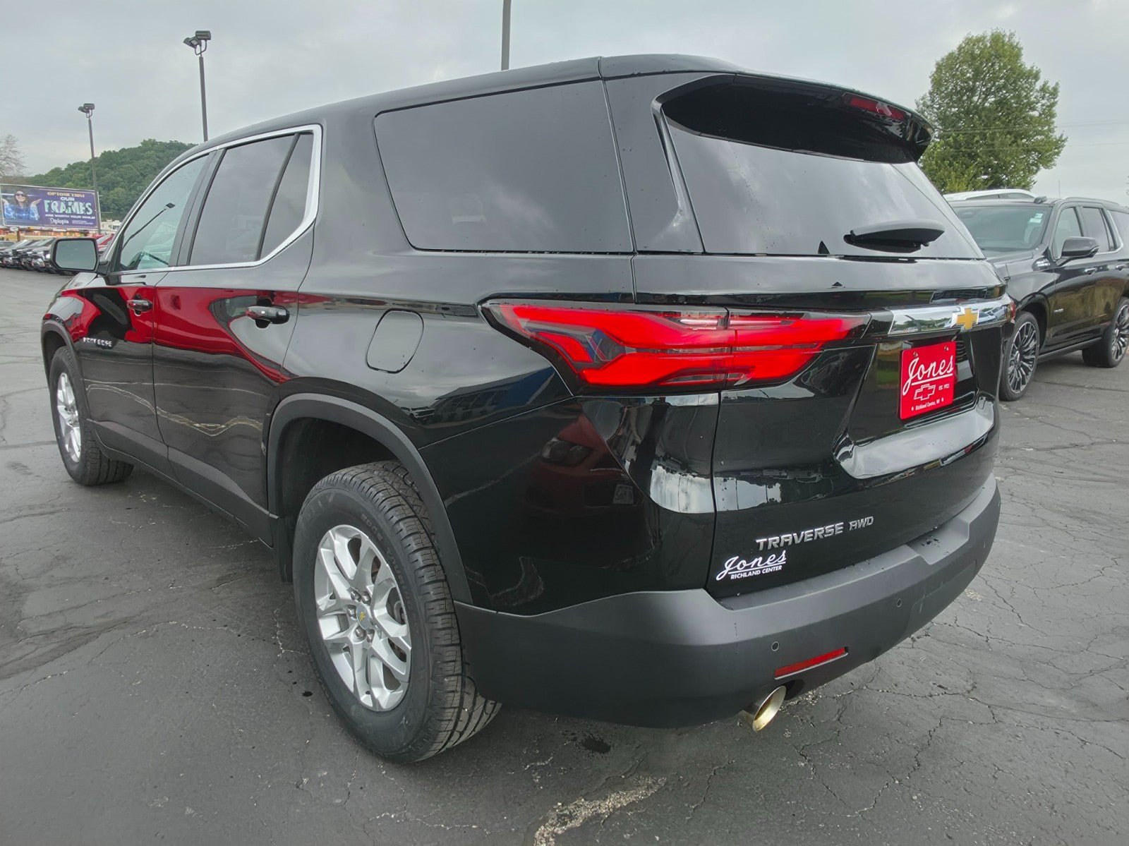 Used 2022 Chevrolet Traverse LS AWD/4WD image 3