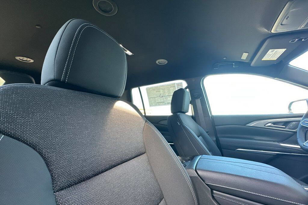 New 2026 Chevrolet Traverse LT image 17