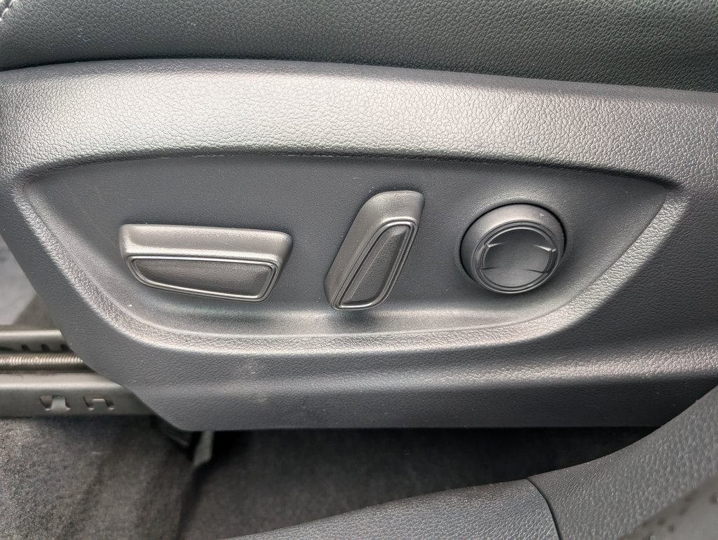 Used 2024 Toyota Corolla Cross XLE w/ Convenience Package image 17