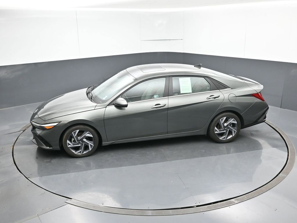 Used 2025 Hyundai Elantra Limited FWD image 47