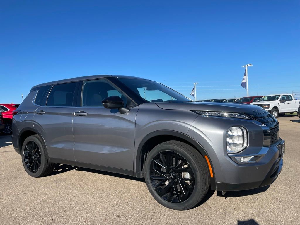 Used 2023 Mitsubishi Outlander SE Black Edition image 2