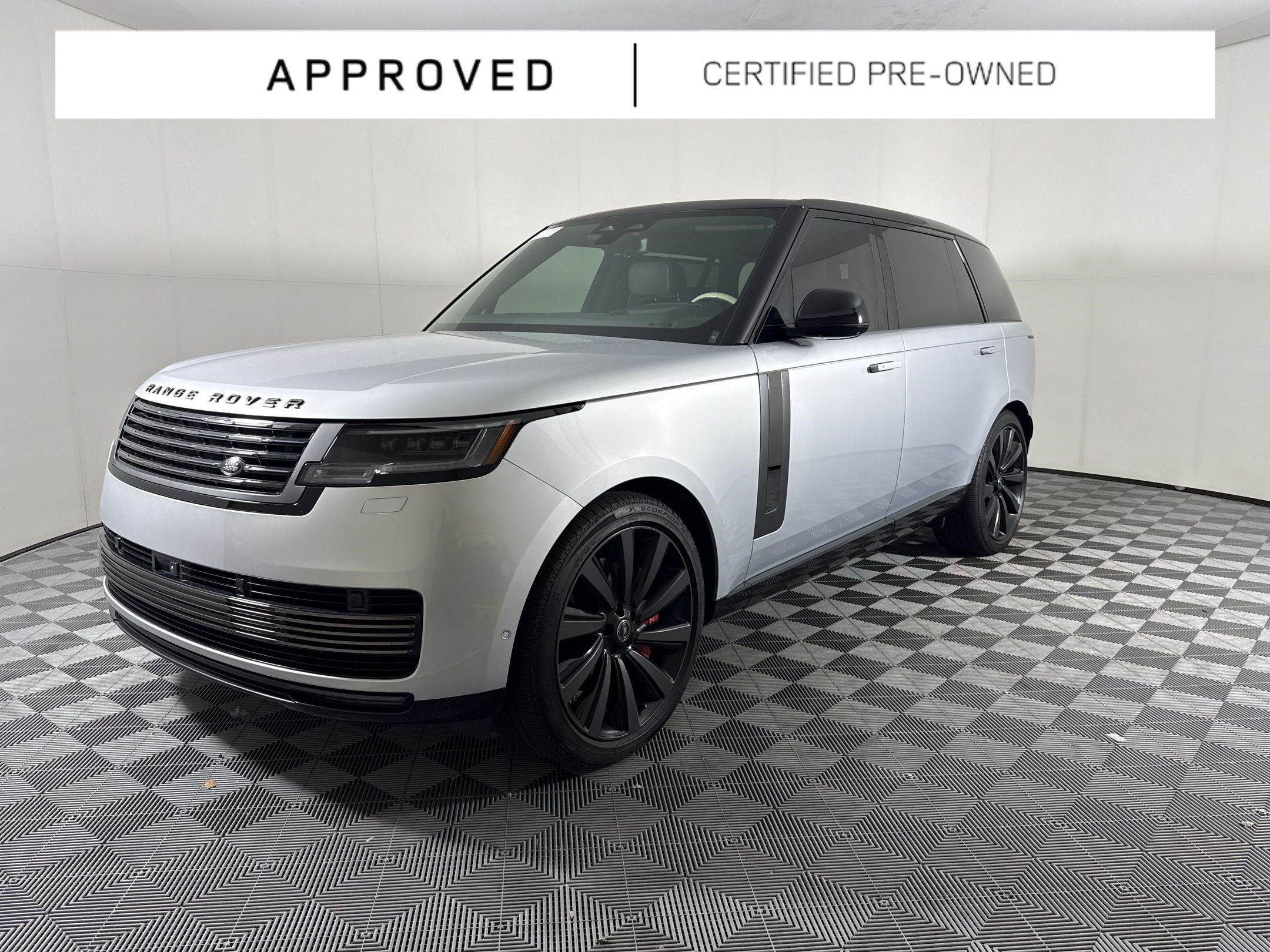 Used 2025 Land Rover Range Rover SV AWD/4WD image 1