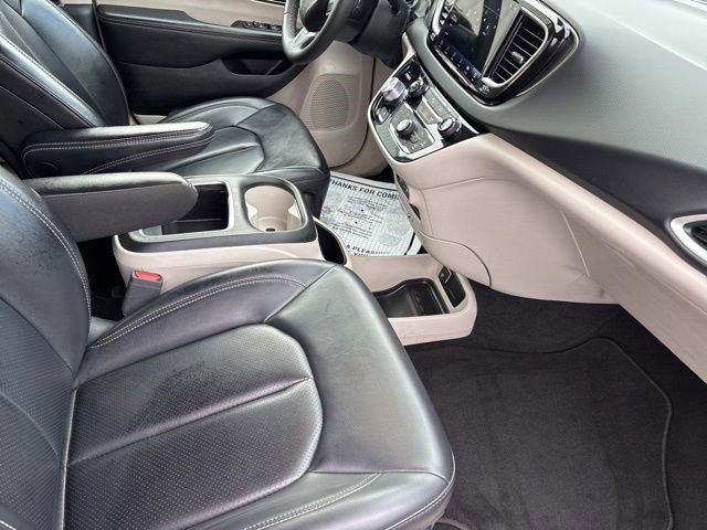 Used 2023 Chrysler Pacifica Touring-L image 39