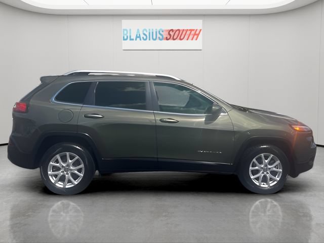 Used 2018 Jeep Cherokee Latitude Plus w/ Comfort/Convenience Group AWD/4WD image 2