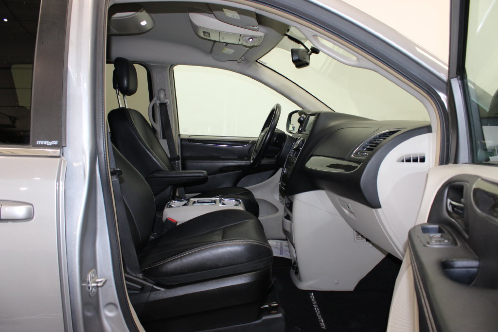 Used 2014 Chrysler Town & Country Touring FWD image 10