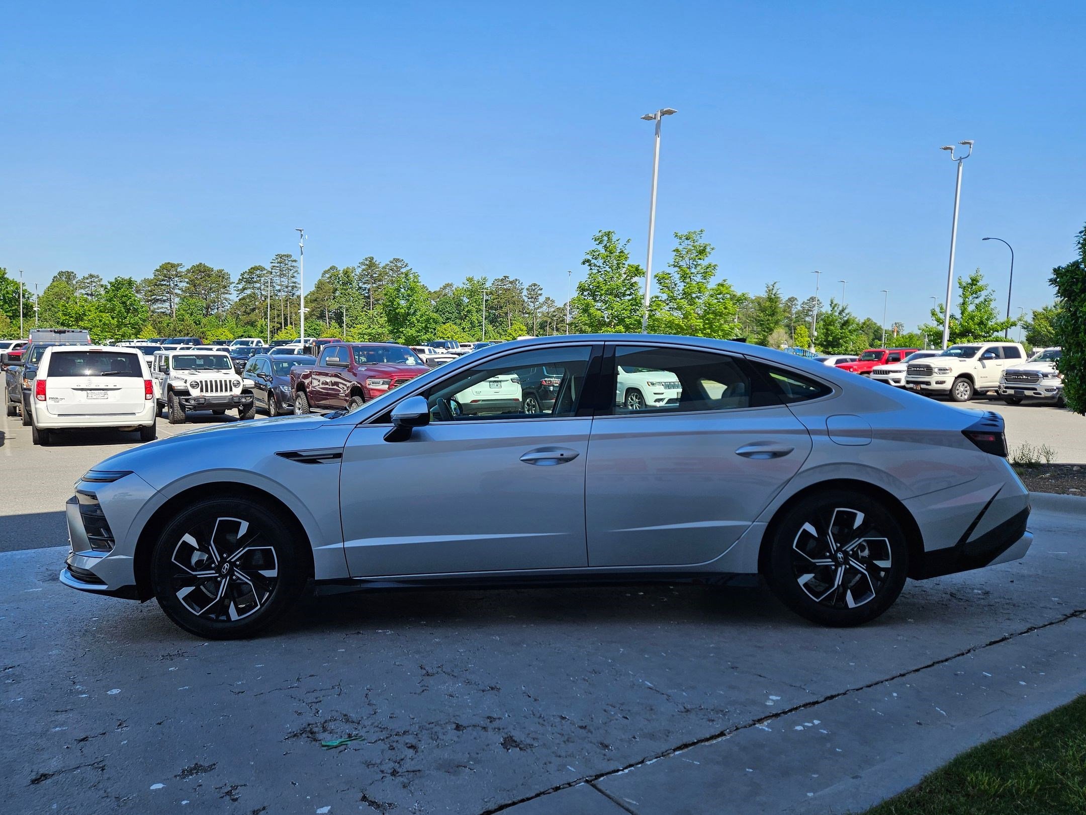 Used 2025 Hyundai Sonata SEL FWD image 4
