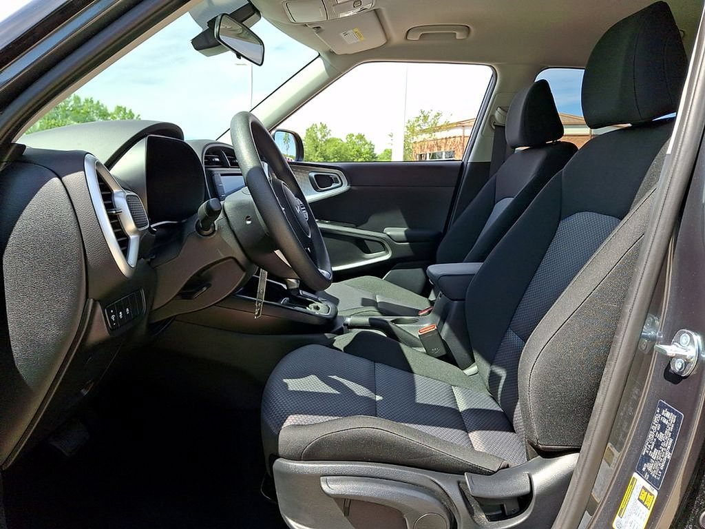 Used 2025 Kia Soul LX w/ LX Technology Package FWD image 13