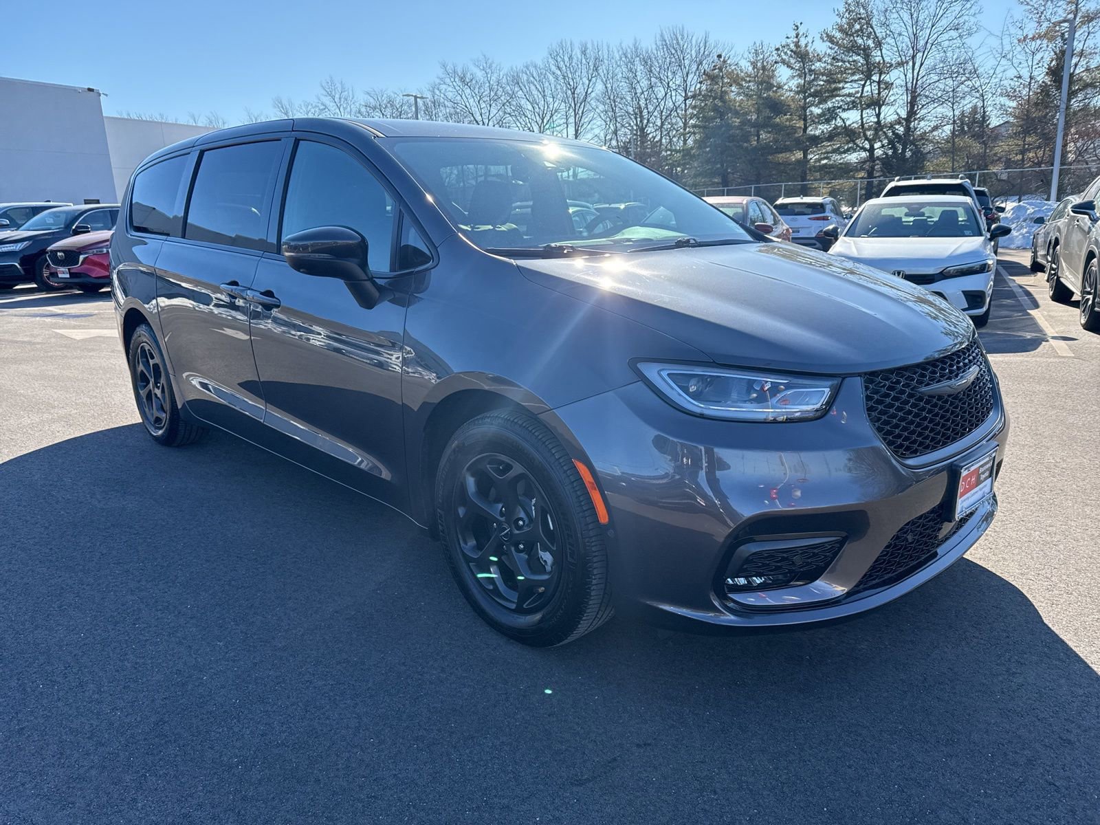 Used 2023 Chrysler Pacifica Touring-L w/ Uconnect Theater Family Group image 3