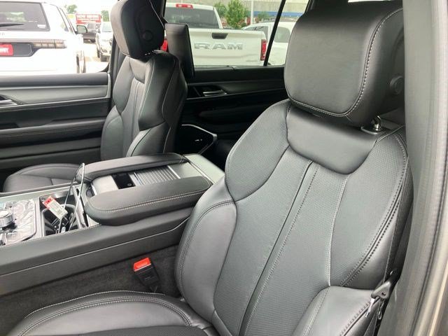 New 2026 Jeep Grand Wagoneer Limited w/ Convenience Group I AWD/4WD image 12