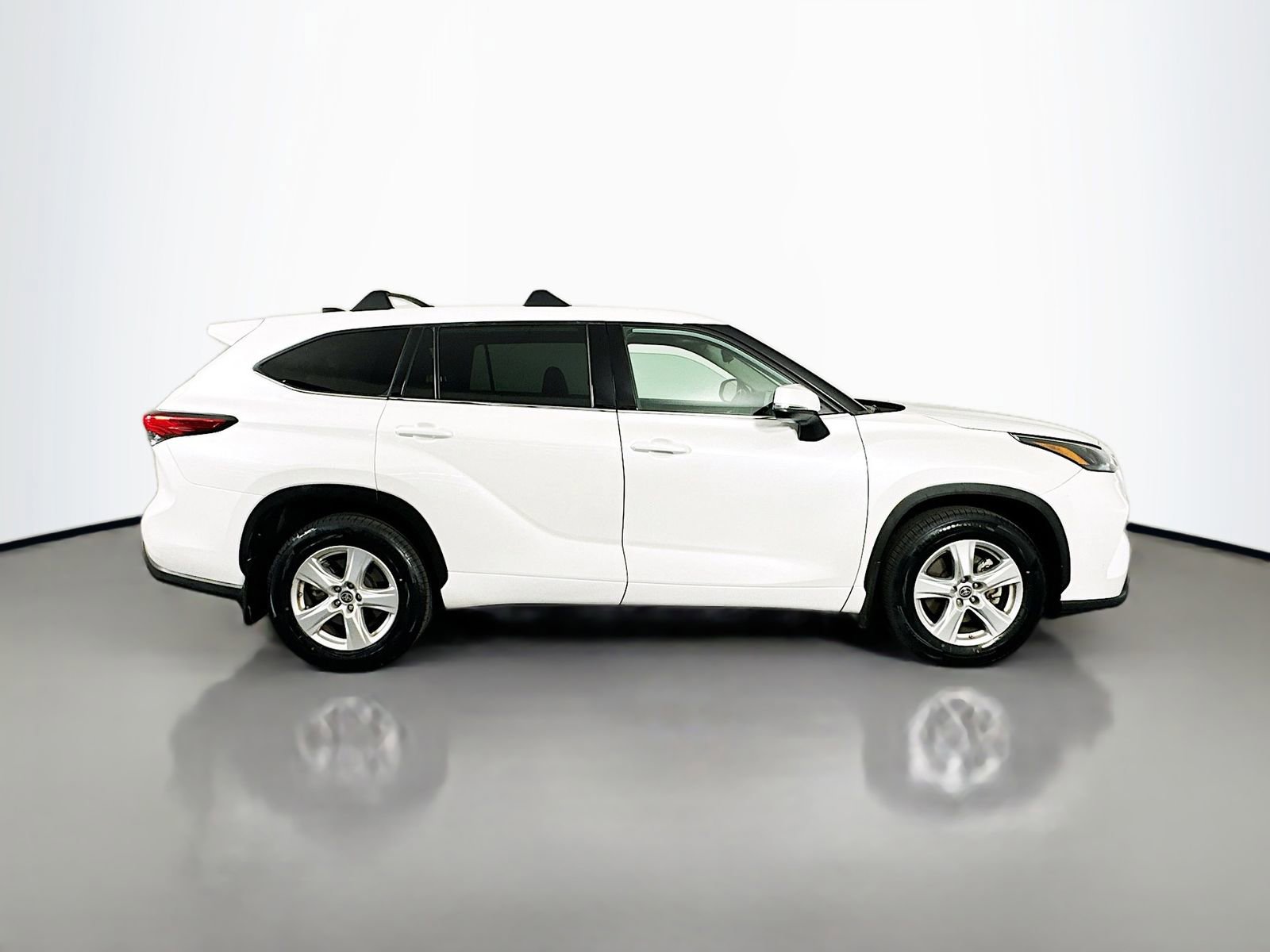 Used 2022 Toyota Highlander LE FWD image 9