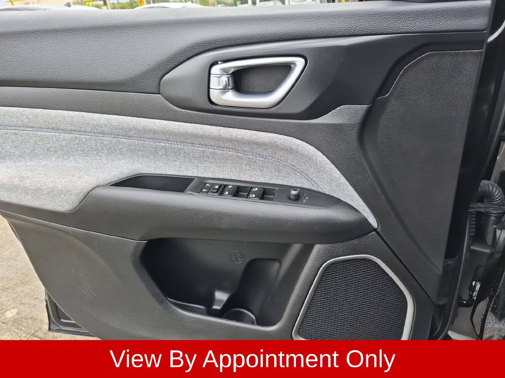 Used 2025 Jeep Compass Latitude AWD/4WD image 9