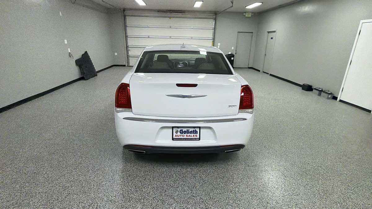 Used 2017 Chrysler 300 Limited RWD image 4