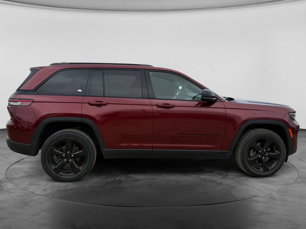 Used 2023 Jeep Grand Cherokee Altitude AWD/4WD image 11
