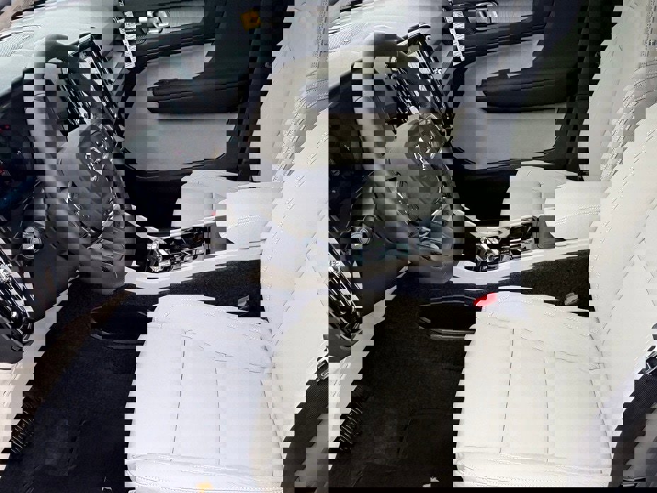 New 2026 Volvo XC40 B5 Ultra w/ Protection Package Premier image 19