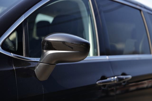 Used 2022 Chrysler Voyager LX image 3