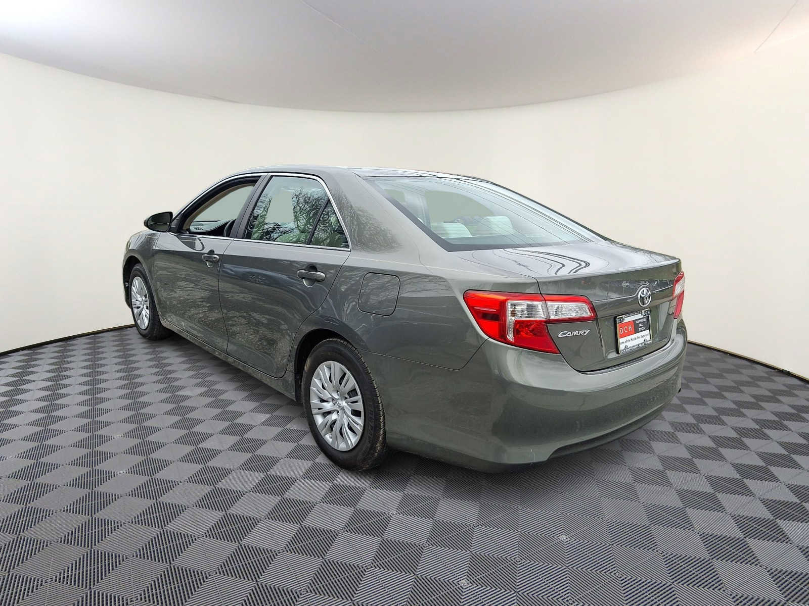 Used 2012 Toyota Camry L image 8