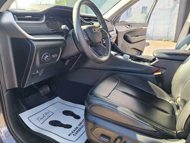 Used 2023 Jeep Grand Cherokee Limited AWD/4WD image 15