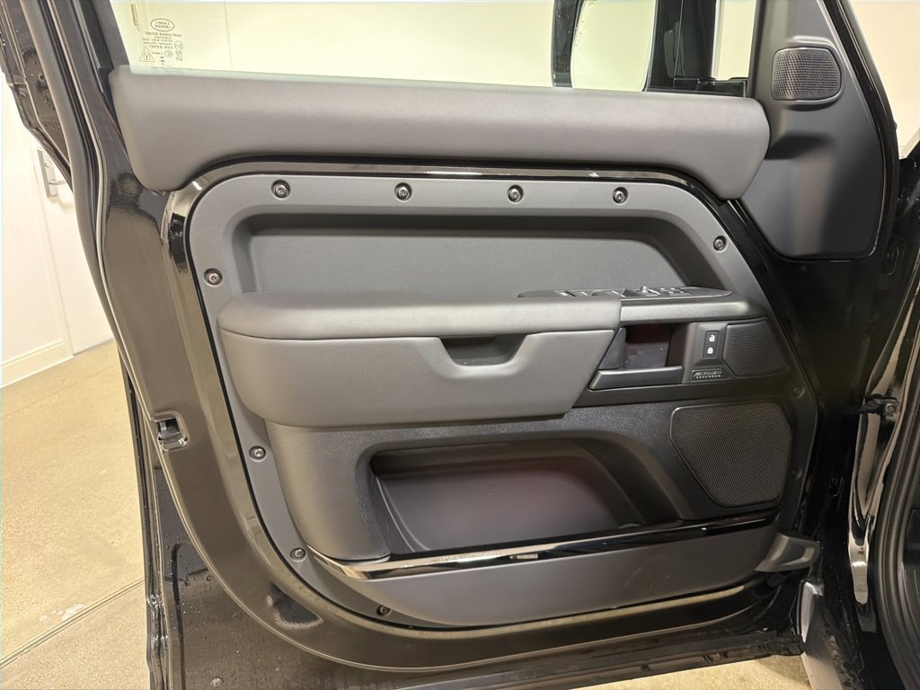 New 2026 Land Rover Defender 110 OCTA AWD/4WD image 9
